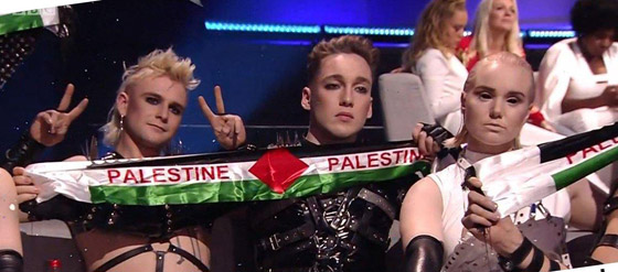 مادونا وفريق آيسلندي يرفعون العلم الفلسطيني في 