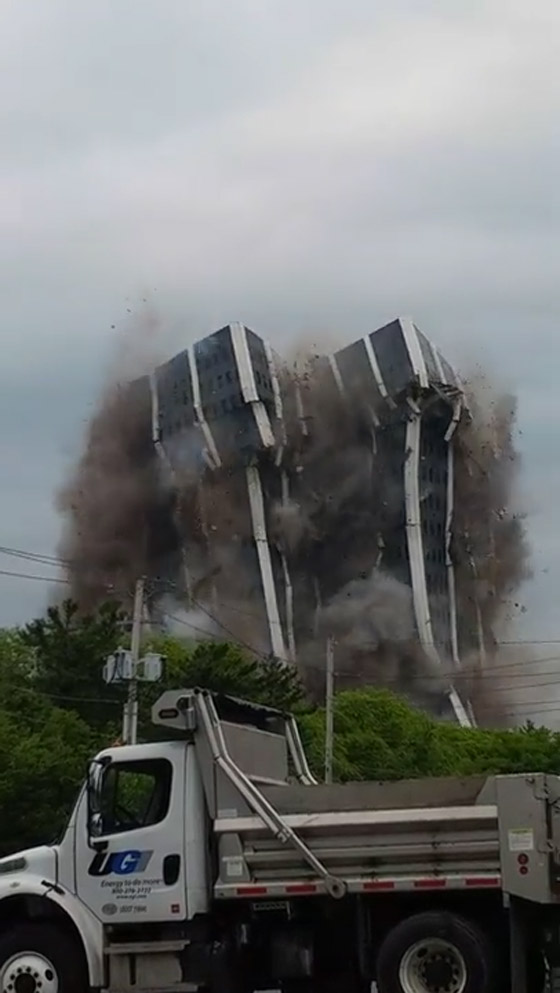 بالفيديو: شاهدوا مبنى من 21 طابقاً يختفي في ثوانٍ.. ما هي حكايته؟! صورة رقم 2