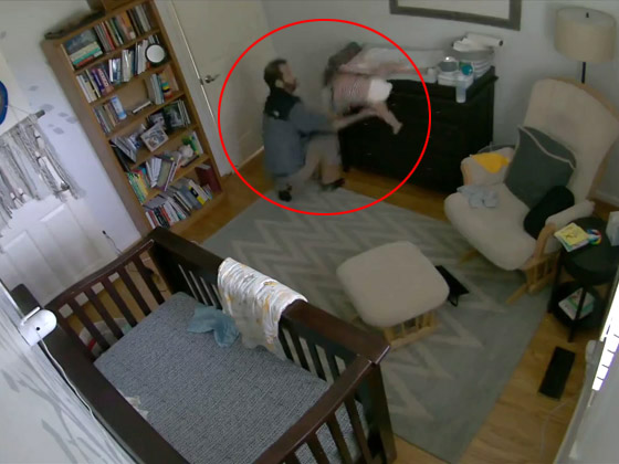 فيديو صادم: شاهدوا لحظة إنقاذ أب لطفله خلال تغييره حفاضته صورة رقم 1