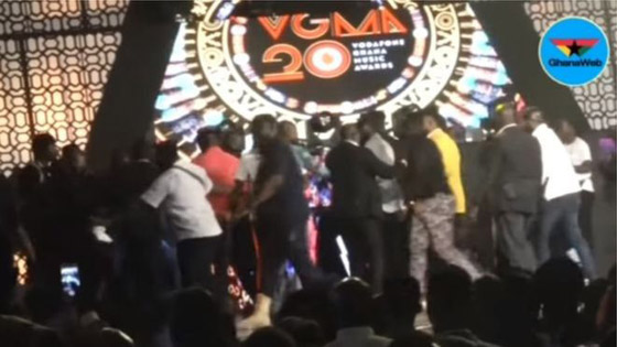 بالفيديو: شجار عنيف واشتباك بالأيدي في حفل توزيع جوائز بارز في غانا صورة رقم 2