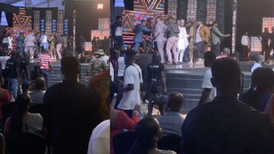 بالفيديو: شجار عنيف واشتباك بالأيدي في حفل توزيع جوائز بارز في غانا صورة رقم 4