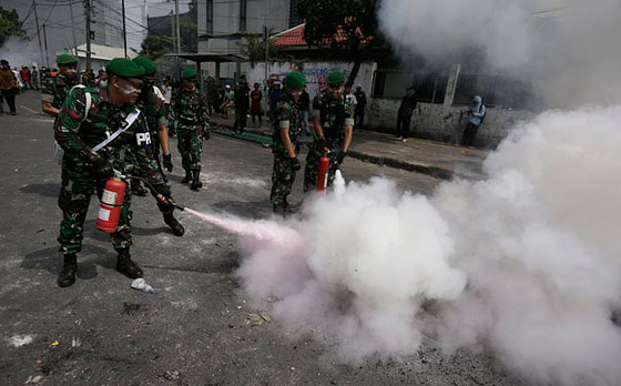 قتلى وجرحى بعد إعلان نتائج الانتخابات الرئاسية في جاكرتا الإندونيسية صورة رقم 25