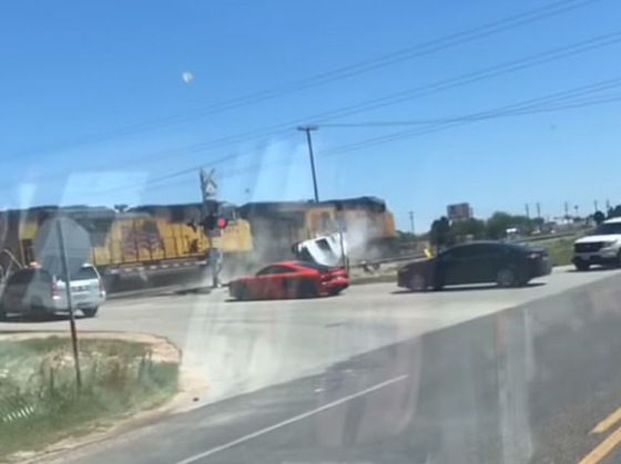 فيديو صادم: قطار يسحق سيارة شرطة تجاوزت الإشارة الحمراء صورة رقم 3