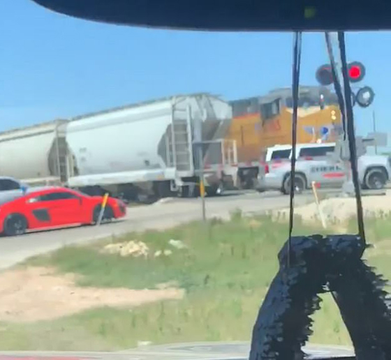 فيديو صادم: قطار يسحق سيارة شرطة تجاوزت الإشارة الحمراء صورة رقم 1