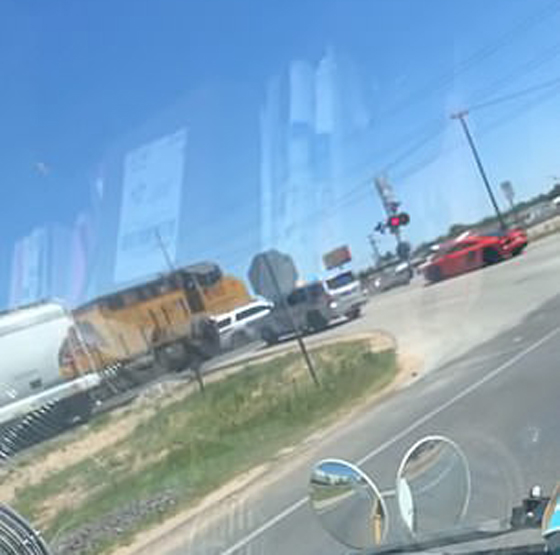 فيديو صادم: قطار يسحق سيارة شرطة تجاوزت الإشارة الحمراء صورة رقم 4