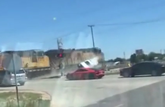 فيديو صادم: قطار يسحق سيارة شرطة تجاوزت الإشارة الحمراء صورة رقم 6