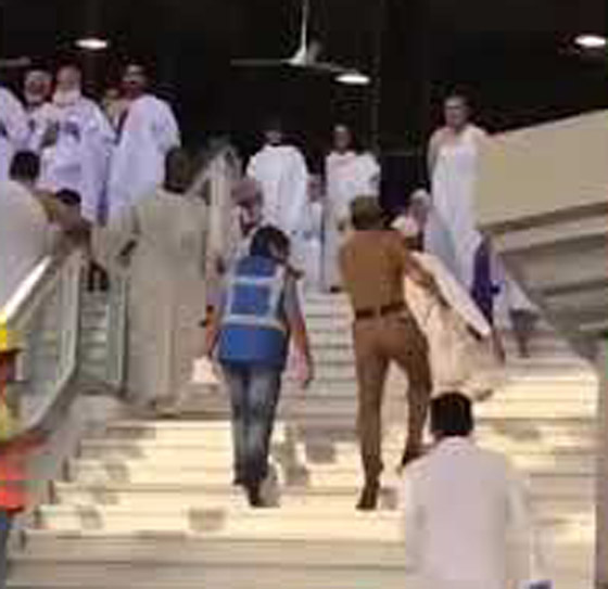 موقف إنساني لرجل أمن سعودي حمل مسن عجز عن صعود الدرج في الحرم صورة رقم 2