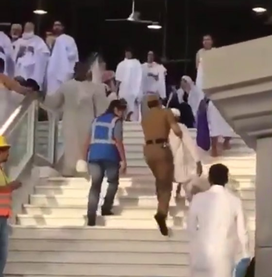 موقف إنساني لرجل أمن سعودي حمل مسن عجز عن صعود الدرج في الحرم صورة رقم 1
