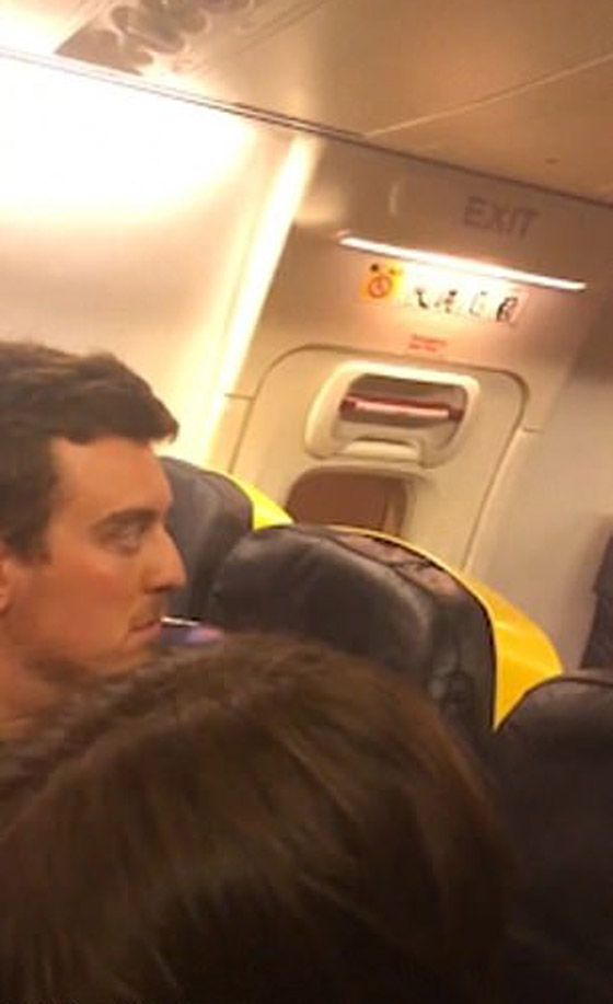 راكب إيطالي يثور غضبا على مضيفي طائرة بعد هبوطه في المدينة الخاطئة! صورة رقم 2