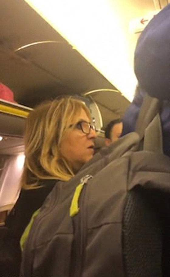 راكب إيطالي يثور غضبا على مضيفي طائرة بعد هبوطه في المدينة الخاطئة! صورة رقم 3