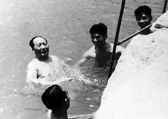 الزعيم الصيني أهان القائد السوفيتي بواسطة السباحة! ما الذي حدث؟ صورة رقم 3