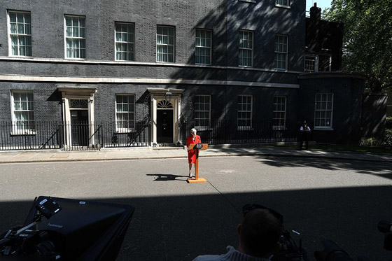 رئيسة وزراء بريطانيا تيريزا ماي تعلن استقالتها وتبكي خلال إعلانها الخبر! صورة رقم 10