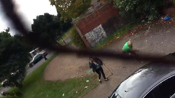 سائق سيارة يحاول دهس رجل هاجمه بأداة حادة بسرعة عالية! فيديو صورة رقم 1