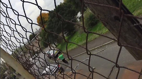 سائق سيارة يحاول دهس رجل هاجمه بأداة حادة بسرعة عالية! فيديو صورة رقم 3