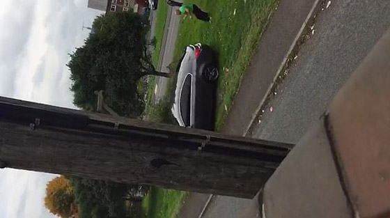 سائق سيارة يحاول دهس رجل هاجمه بأداة حادة بسرعة عالية! فيديو صورة رقم 5