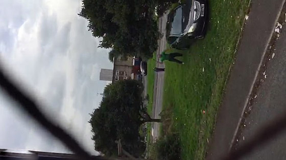 سائق سيارة يحاول دهس رجل هاجمه بأداة حادة بسرعة عالية! فيديو صورة رقم 6