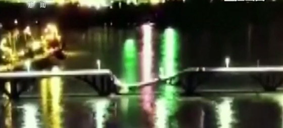 فيديو صادم: إنهيار جسر وسقوط سيارات في المياه صورة رقم 3