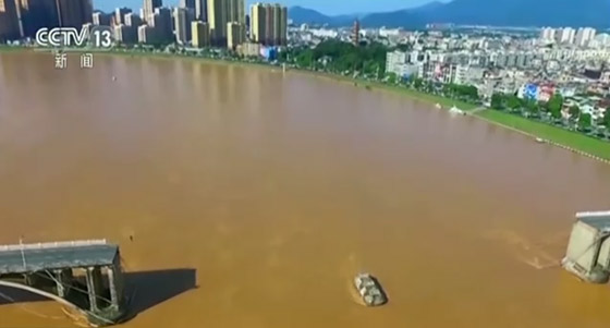 فيديو صادم: إنهيار جسر وسقوط سيارات في المياه صورة رقم 1