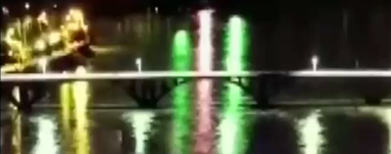 فيديو صادم: إنهيار جسر وسقوط سيارات في المياه صورة رقم 2