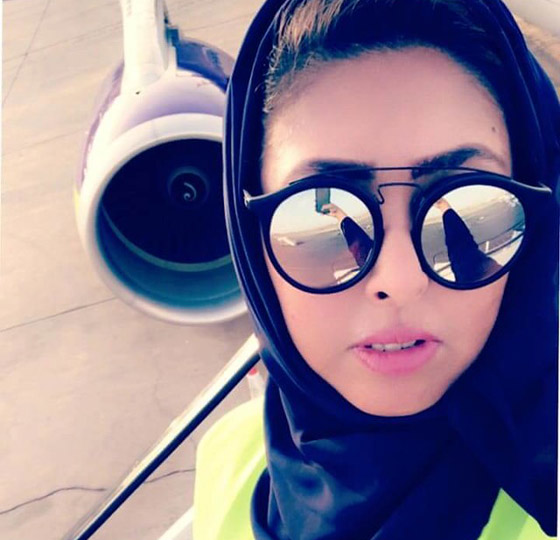 فيديو وصور أول امرأة سعودية تقود رحلة جوية رسمية بالمملكة صورة رقم 1