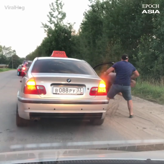 بالفيديو: شاهدوا ماذا فعل صاحب التاكسي براكب رمى زجاجة صورة رقم 1