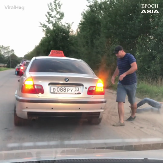 بالفيديو: شاهدوا ماذا فعل صاحب التاكسي براكب رمى زجاجة صورة رقم 3