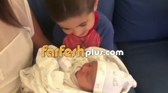  أول فيديو للمولود الجديد لنجم لبناني مع شقيقه وشقيقته المنبهرين بأخيهما الطفل صورة رقم 2
