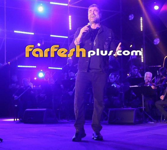 معجبات يتسللن إلى وائل كفوري على مسرح بيروت.. فيديو وصور صورة رقم 9