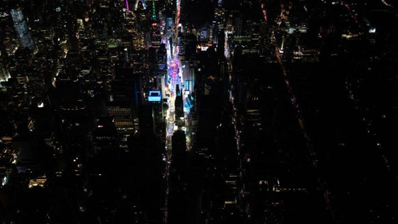 صور: نيويورك تغرق في ظلام دامس بعد انفجار محول وانقطاع الكهرباء صورة رقم 4