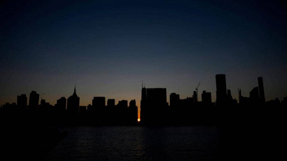 صور: نيويورك تغرق في ظلام دامس بعد انفجار محول وانقطاع الكهرباء صورة رقم 5