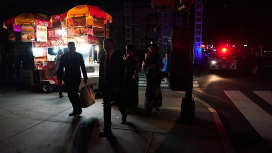 صور: نيويورك تغرق في ظلام دامس بعد انفجار محول وانقطاع الكهرباء صورة رقم 6