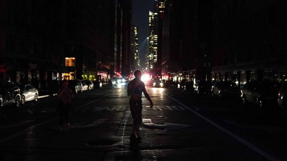 صور: نيويورك تغرق في ظلام دامس بعد انفجار محول وانقطاع الكهرباء صورة رقم 7