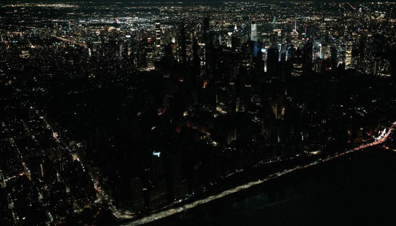 صور: نيويورك تغرق في ظلام دامس بعد انفجار محول وانقطاع الكهرباء صورة رقم 8