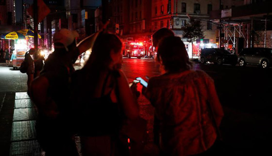 صور: نيويورك تغرق في ظلام دامس بعد انفجار محول وانقطاع الكهرباء صورة رقم 10