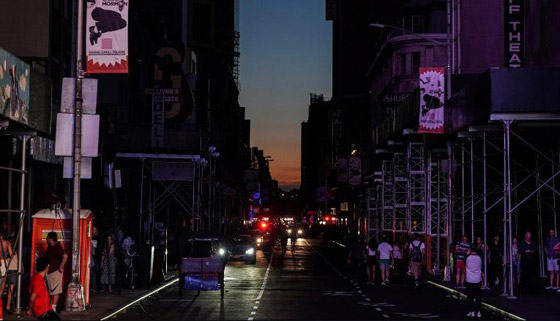 صور: نيويورك تغرق في ظلام دامس بعد انفجار محول وانقطاع الكهرباء صورة رقم 13