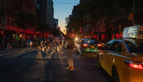 صور: نيويورك تغرق في ظلام دامس بعد انفجار محول وانقطاع الكهرباء صورة رقم 15