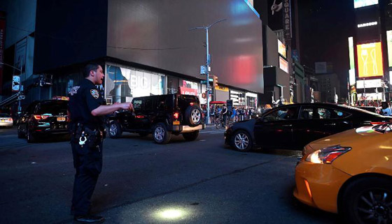 صور: نيويورك تغرق في ظلام دامس بعد انفجار محول وانقطاع الكهرباء صورة رقم 18