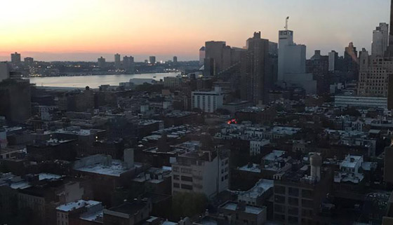 صور: نيويورك تغرق في ظلام دامس بعد انفجار محول وانقطاع الكهرباء صورة رقم 19