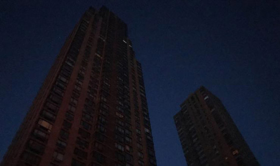 صور: نيويورك تغرق في ظلام دامس بعد انفجار محول وانقطاع الكهرباء صورة رقم 20