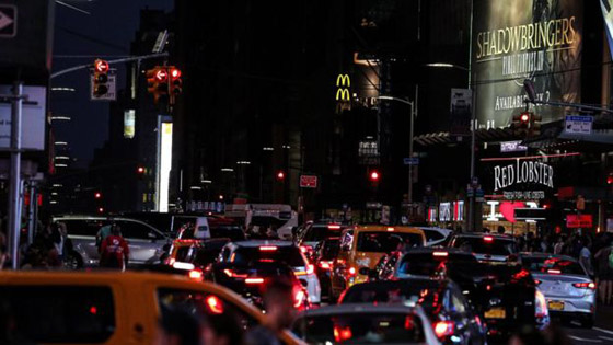 صور: نيويورك تغرق في ظلام دامس بعد انفجار محول وانقطاع الكهرباء صورة رقم 21