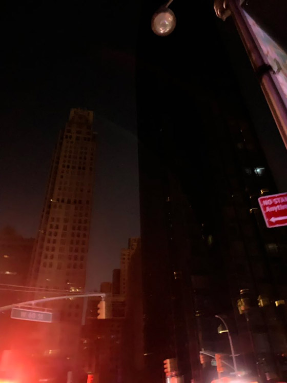 صور: نيويورك تغرق في ظلام دامس بعد انفجار محول وانقطاع الكهرباء صورة رقم 22