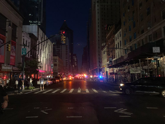 صور: نيويورك تغرق في ظلام دامس بعد انفجار محول وانقطاع الكهرباء صورة رقم 24