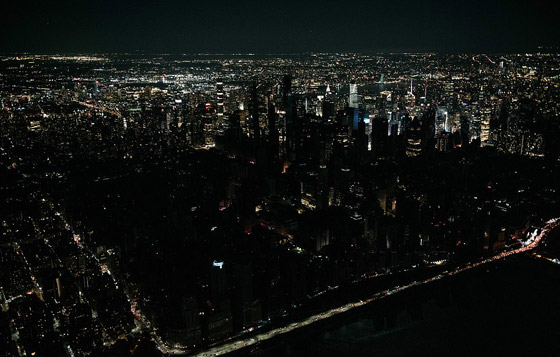 صور: نيويورك تغرق في ظلام دامس بعد انفجار محول وانقطاع الكهرباء صورة رقم 1