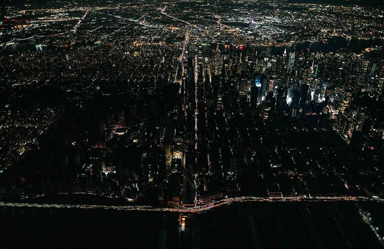 صور: نيويورك تغرق في ظلام دامس بعد انفجار محول وانقطاع الكهرباء صورة رقم 3