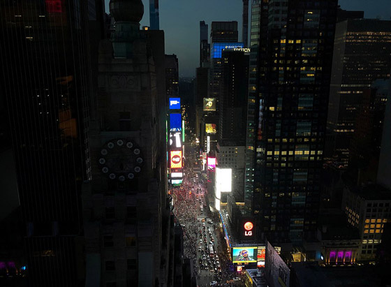 صور: نيويورك تغرق في ظلام دامس بعد انفجار محول وانقطاع الكهرباء صورة رقم 26