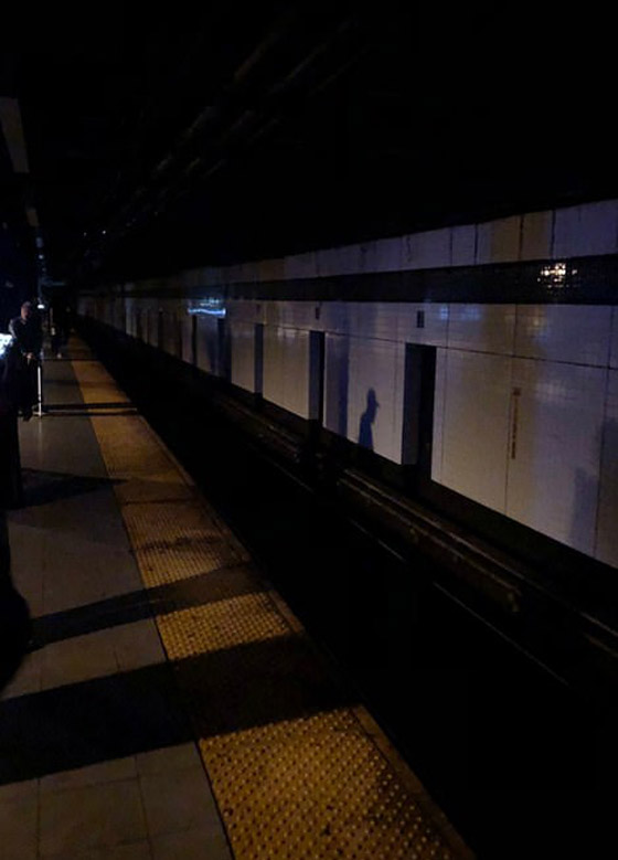 صور: نيويورك تغرق في ظلام دامس بعد انفجار محول وانقطاع الكهرباء صورة رقم 27