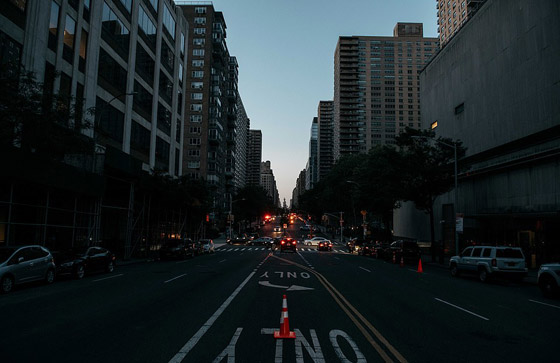 صور: نيويورك تغرق في ظلام دامس بعد انفجار محول وانقطاع الكهرباء صورة رقم 31