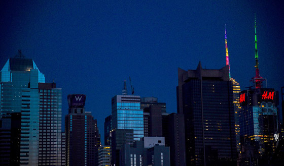 صور: نيويورك تغرق في ظلام دامس بعد انفجار محول وانقطاع الكهرباء صورة رقم 33