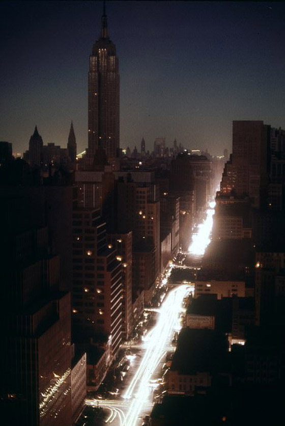 صور: نيويورك تغرق في ظلام دامس بعد انفجار محول وانقطاع الكهرباء صورة رقم 35