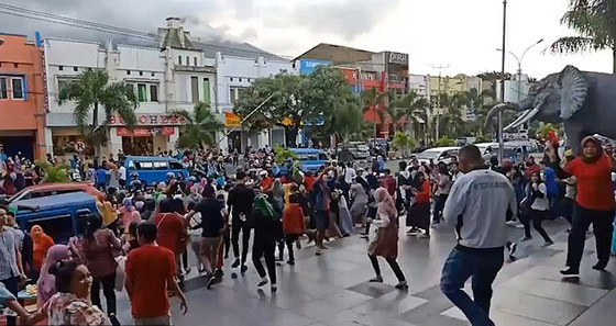 هلع وفزع مواطنين بالشوارع وتلاوات للقرآن بعد زلزال قوي في إندونيسيا صورة رقم 5